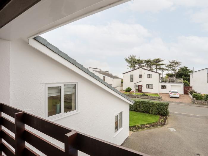 Llywn Eithin, Trearddur Bay, Sir Ynys Mon. Detached. Lawned garden. Pet-friendly. Electric fire