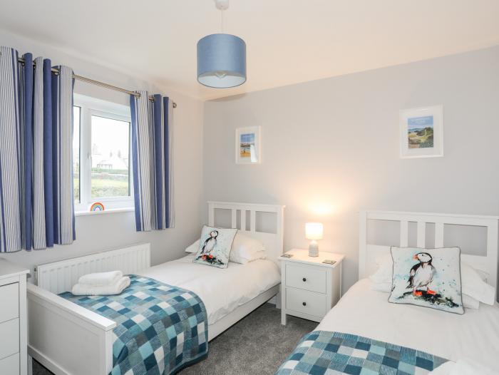 Llywn Eithin, Trearddur Bay, Sir Ynys Mon. Detached. Lawned garden. Pet-friendly. Electric fire