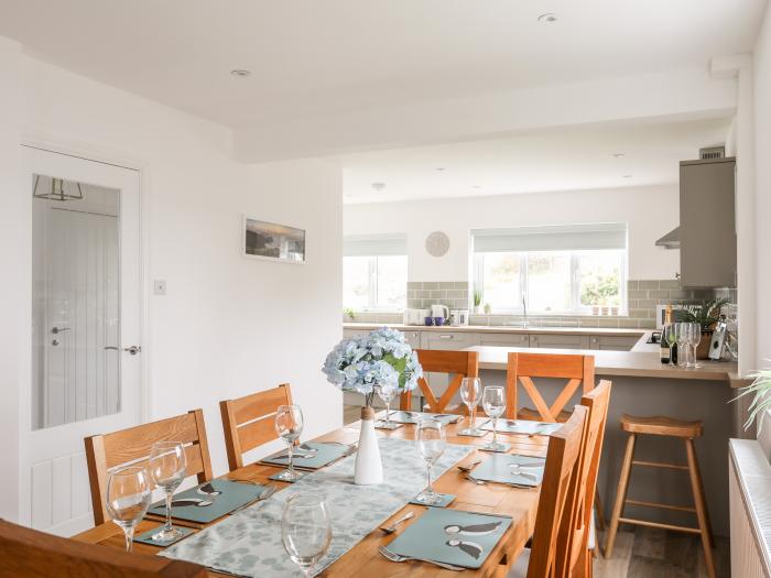 Llywn Eithin, Trearddur Bay, Sir Ynys Mon. Detached. Lawned garden. Pet-friendly. Electric fire