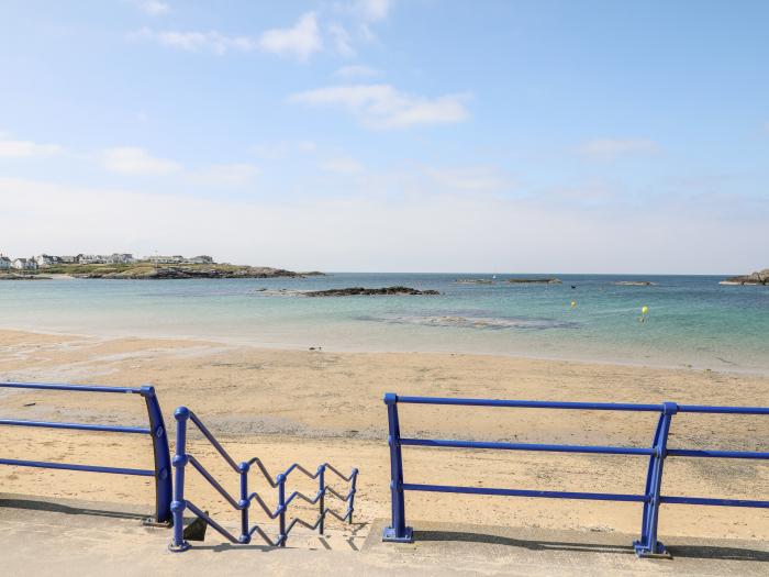 Llywn Eithin, Trearddur Bay, Sir Ynys Mon. Detached. Lawned garden. Pet-friendly. Electric fire