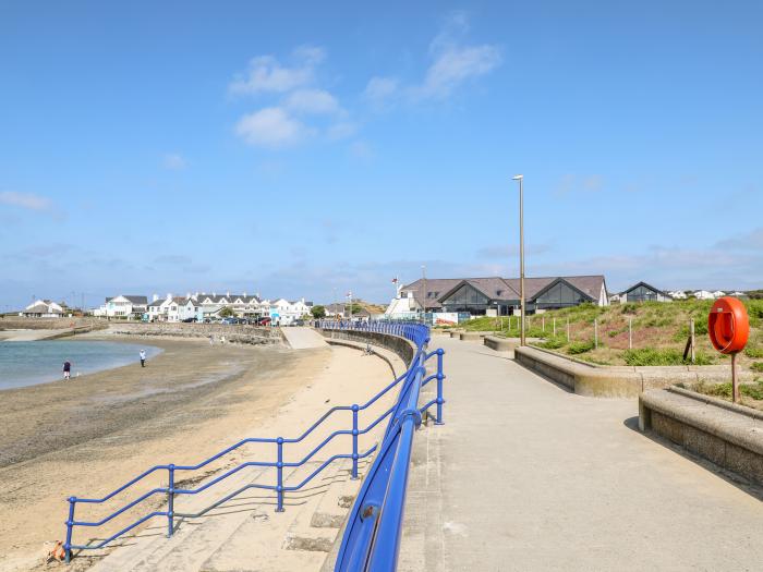 Llywn Eithin, Trearddur Bay, Sir Ynys Mon. Detached. Lawned garden. Pet-friendly. Electric fire