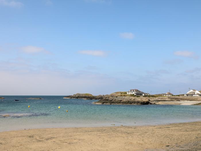 Llywn Eithin, Trearddur Bay, Sir Ynys Mon. Detached. Lawned garden. Pet-friendly. Electric fire