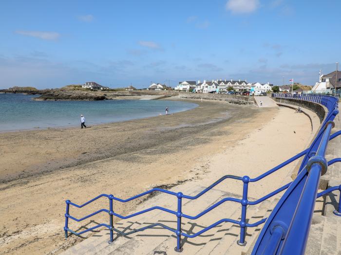 Llywn Eithin, Trearddur Bay, Sir Ynys Mon. Detached. Lawned garden. Pet-friendly. Electric fire