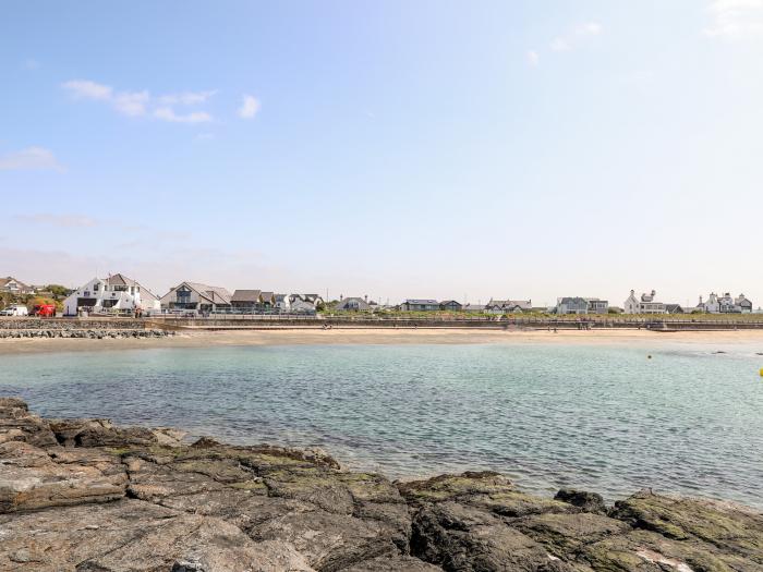 Llywn Eithin, Trearddur Bay, Sir Ynys Mon. Detached. Lawned garden. Pet-friendly. Electric fire