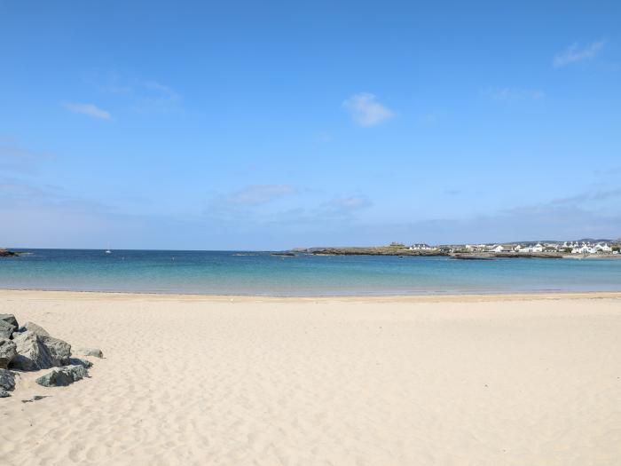 Llywn Eithin, Trearddur Bay, Sir Ynys Mon. Detached. Lawned garden. Pet-friendly. Electric fire