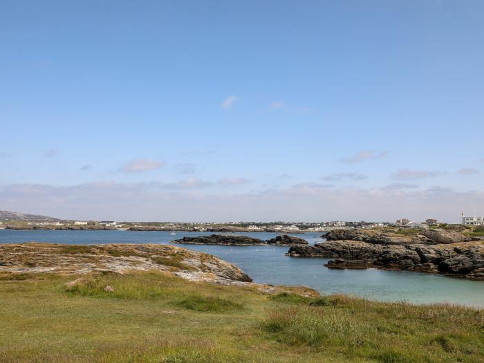 Llywn Eithin, Trearddur Bay, Sir Ynys Mon. Detached. Lawned garden. Pet-friendly. Electric fire