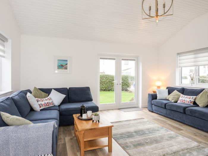 Llywn Eithin, Trearddur Bay, Sir Ynys Mon. Detached. Lawned garden. Pet-friendly. Electric fire