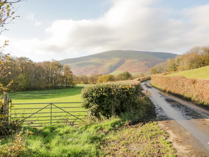 Holme Fell, Coniston, Cumbria, woodburning stove, pet-friendly, close to amenities and a lake, 4bed.