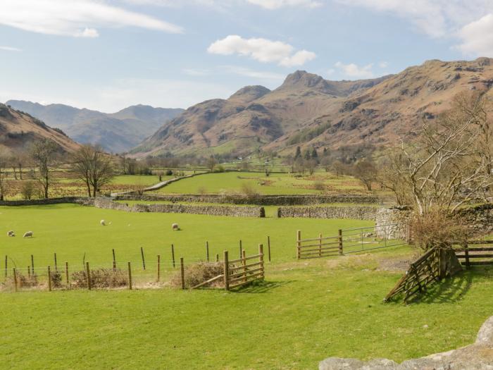 Holme Fell, Coniston, Cumbria, woodburning stove, pet-friendly, close to amenities and a lake, 4bed.