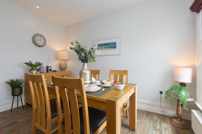 Arghanti, St Ives, 2-bedrooms, open-plan living, off-road parking, Smart TV, DVD player, sea vistas.