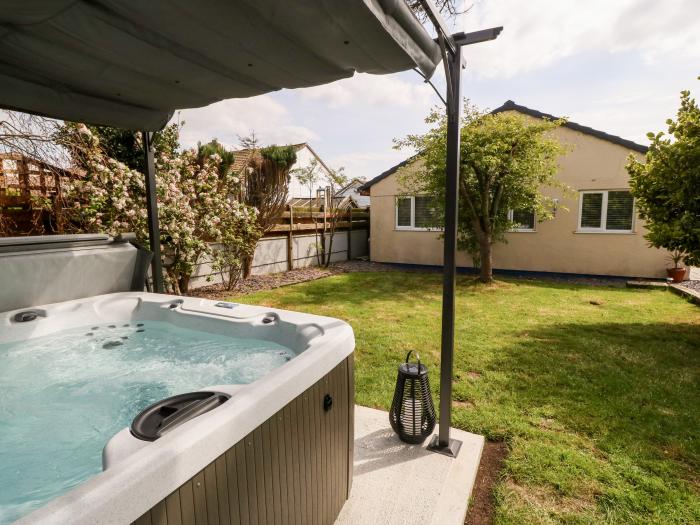 4 Newlands Park Estate is in Valley, Anglesey. Contemporary home with hot tub & pet-friendly garden.