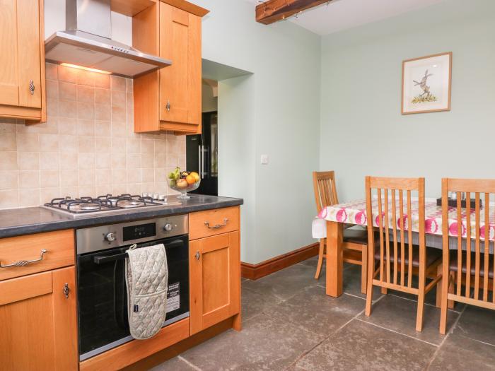 Netherbeck Cottage, Carnforth. Smart TV. Woodburning stove. Near a National Park. Close to amenities