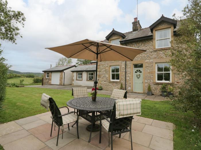 Netherbeck Cottage, Carnforth. Smart TV. Woodburning stove. Near a National Park. Close to amenities