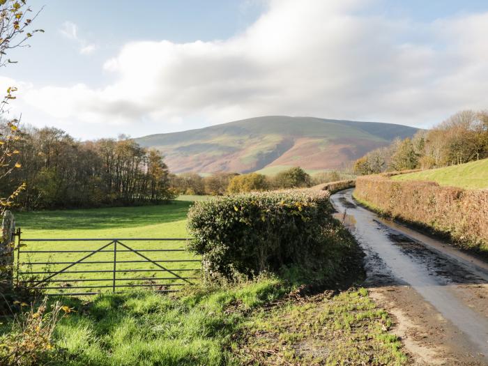 Netherbeck Cottage, Carnforth. Smart TV. Woodburning stove. Near a National Park. Close to amenities