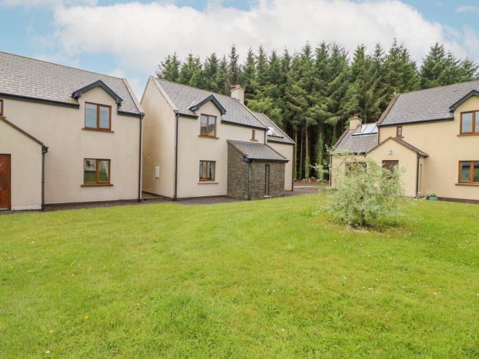 14 SNEEM LEISURE VILLAGE, Sneem, in County Kerry. Close to amenities. Open fire. Near National Park.