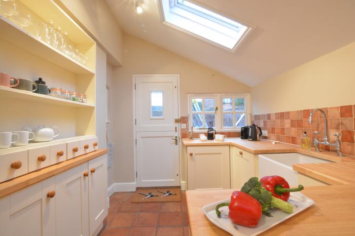 Corner Cottage, Dennington, Framlingham, Suffolk. Close to a pub. Garden. Pet-friendly. Barbecue. TV