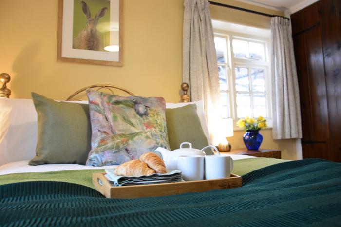 Corner Cottage, Dennington, Framlingham, Suffolk. Close to a pub. Garden. Pet-friendly. Barbecue. TV