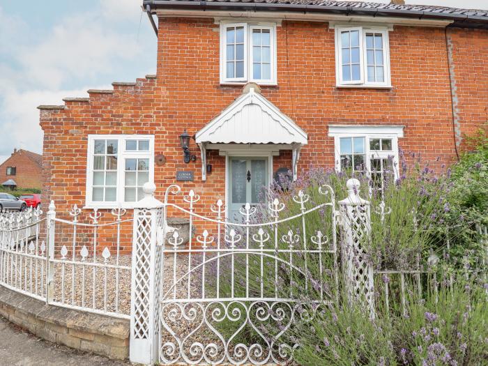 Corner Cottage, Dennington, Framlingham, Suffolk. Close to a pub. Garden. Pet-friendly. Barbecue. TV