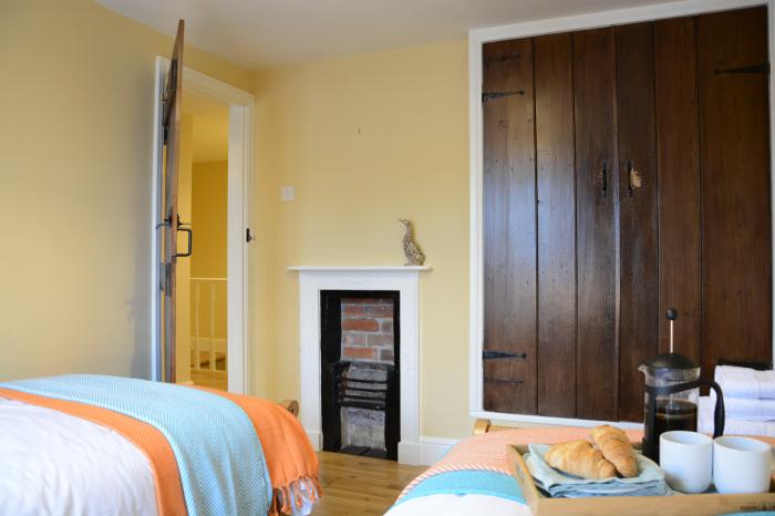 Corner Cottage, Dennington, Framlingham, Suffolk. Close to a pub. Garden. Pet-friendly. Barbecue. TV