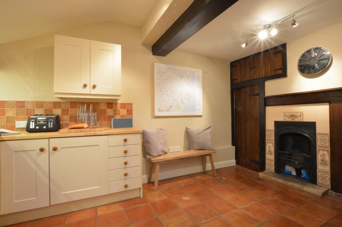 Corner Cottage, Dennington, Framlingham, Suffolk. Close to a pub. Garden. Pet-friendly. Barbecue. TV