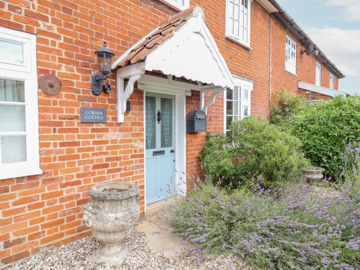 Corner Cottage, Dennington, Framlingham, Suffolk. Close to a pub. Garden. Pet-friendly. Barbecue. TV