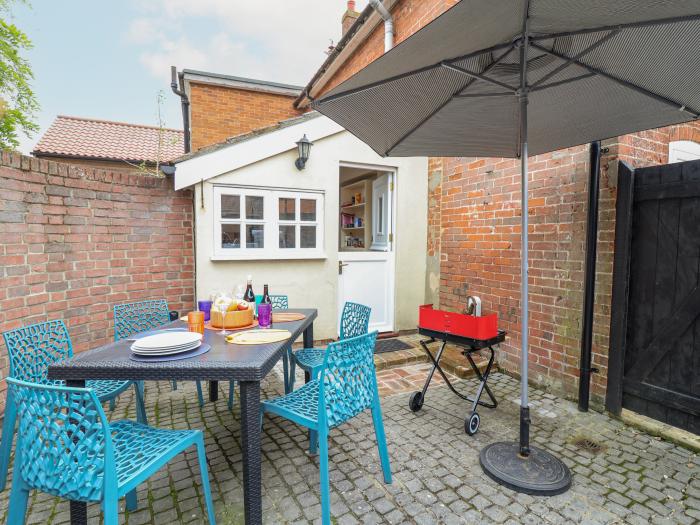 Corner Cottage, Dennington, Framlingham, Suffolk. Close to a pub. Garden. Pet-friendly. Barbecue. TV