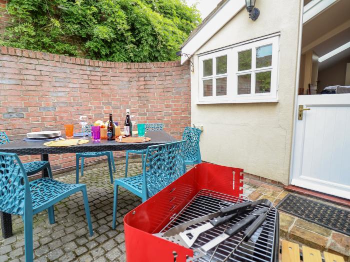 Corner Cottage, Dennington, Framlingham, Suffolk. Close to a pub. Garden. Pet-friendly. Barbecue. TV