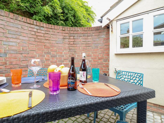 Corner Cottage, Dennington, Framlingham, Suffolk. Close to a pub. Garden. Pet-friendly. Barbecue. TV