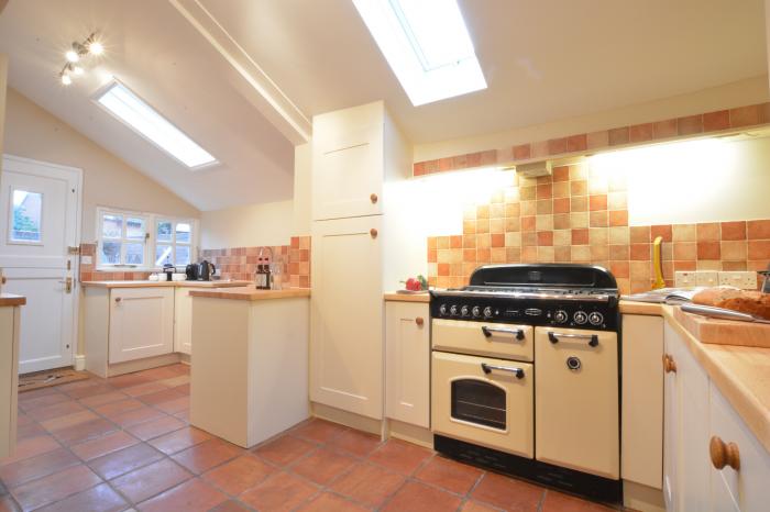 Corner Cottage, Dennington, Framlingham, Suffolk. Close to a pub. Garden. Pet-friendly. Barbecue. TV