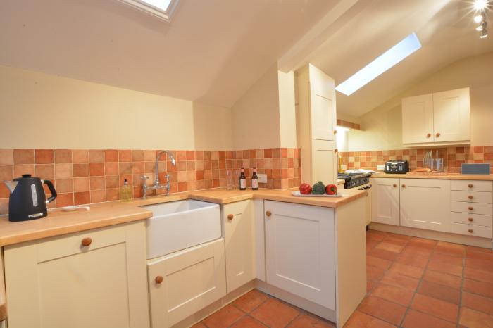 Corner Cottage, Dennington, Framlingham, Suffolk. Close to a pub. Garden. Pet-friendly. Barbecue. TV