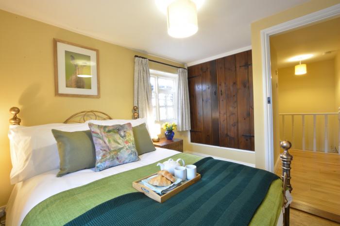 Corner Cottage, Dennington, Framlingham, Suffolk. Close to a pub. Garden. Pet-friendly. Barbecue. TV