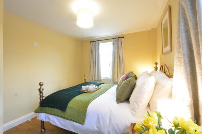 Corner Cottage, Dennington, Framlingham, Suffolk. Close to a pub. Garden. Pet-friendly. Barbecue. TV