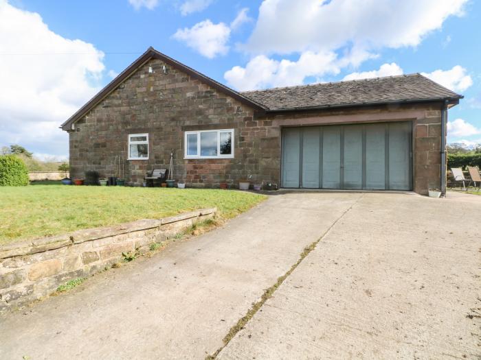 Hawksbridge Bungalow, Staffordshire, Near Leek, Near a National Park, Peak District, Open-plan, WiFi