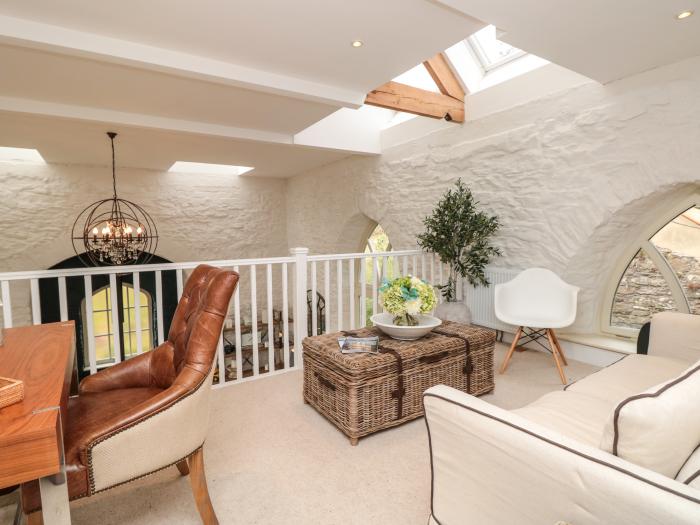 The Old Chapel, in Dittisham, Devon. Smart TV. Open-plan. Historic. River views. Close to amenities.