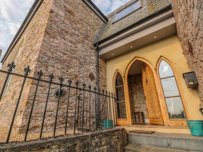 The Old Chapel, in Dittisham, Devon. Smart TV. Open-plan. Historic. River views. Close to amenities.