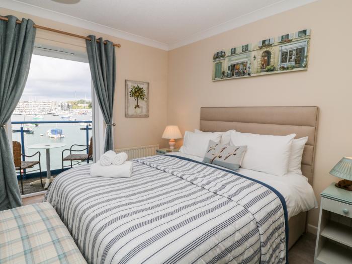 Habourside Cottage, Plymouth, Devon. Three-bedroom home with fabulous sea views. Close to amenities.