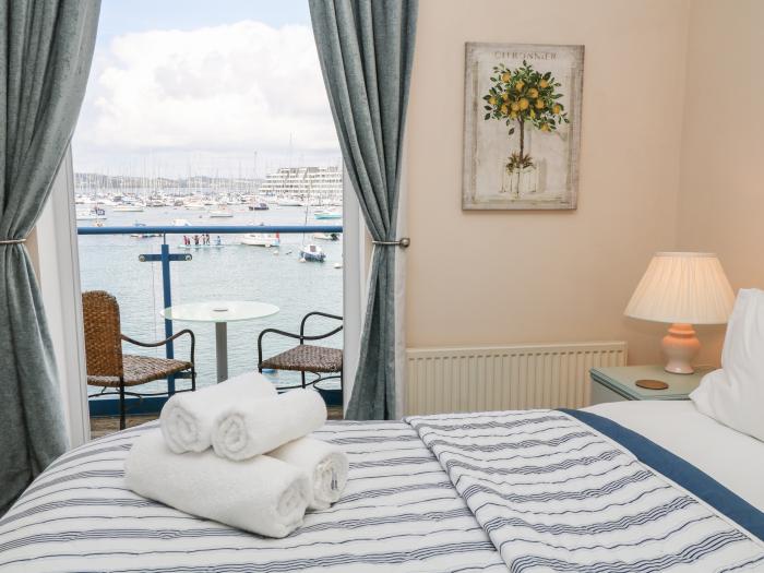 Habourside Cottage, Plymouth, Devon. Three-bedroom home with fabulous sea views. Close to amenities.