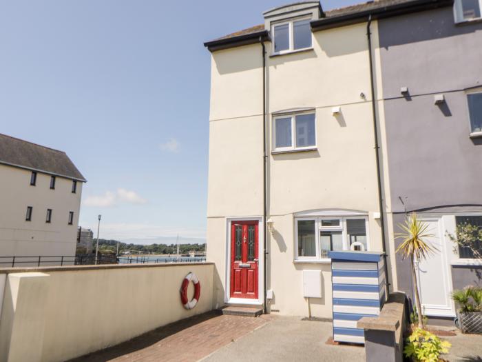 Habourside Cottage, Plymouth, Devon. Three-bedroom home with fabulous sea views. Close to amenities.