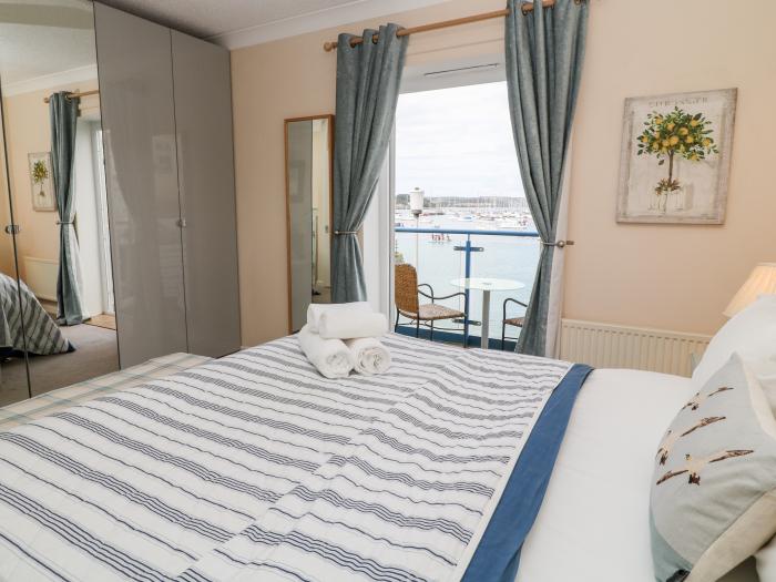 Habourside Cottage, Plymouth, Devon. Three-bedroom home with fabulous sea views. Close to amenities.