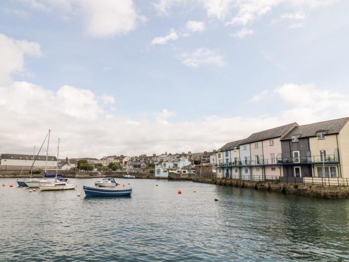 Habourside Cottage, Plymouth, Devon. Three-bedroom home with fabulous sea views. Close to amenities.