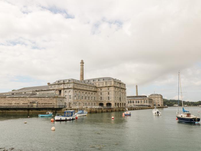 Habourside Cottage, Plymouth, Devon. Three-bedroom home with fabulous sea views. Close to amenities.