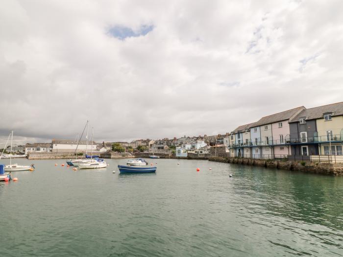 Habourside Cottage, Plymouth, Devon. Three-bedroom home with fabulous sea views. Close to amenities.