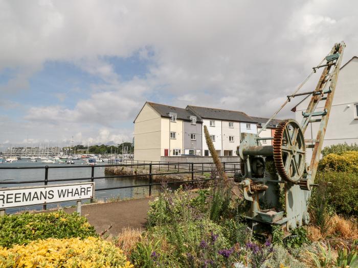 Habourside Cottage, Plymouth, Devon. Three-bedroom home with fabulous sea views. Close to amenities.