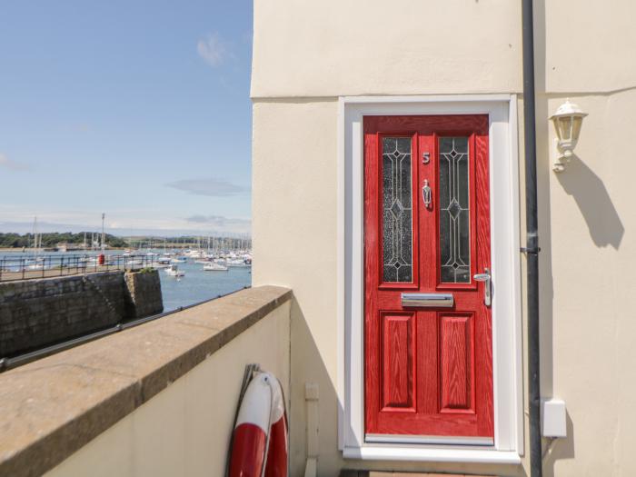 Habourside Cottage, Plymouth, Devon. Three-bedroom home with fabulous sea views. Close to amenities.