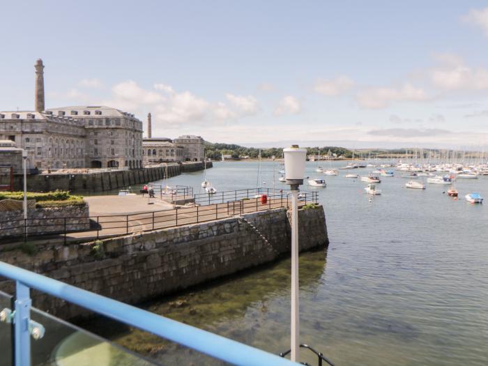 Habourside Cottage, Plymouth, Devon. Three-bedroom home with fabulous sea views. Close to amenities.