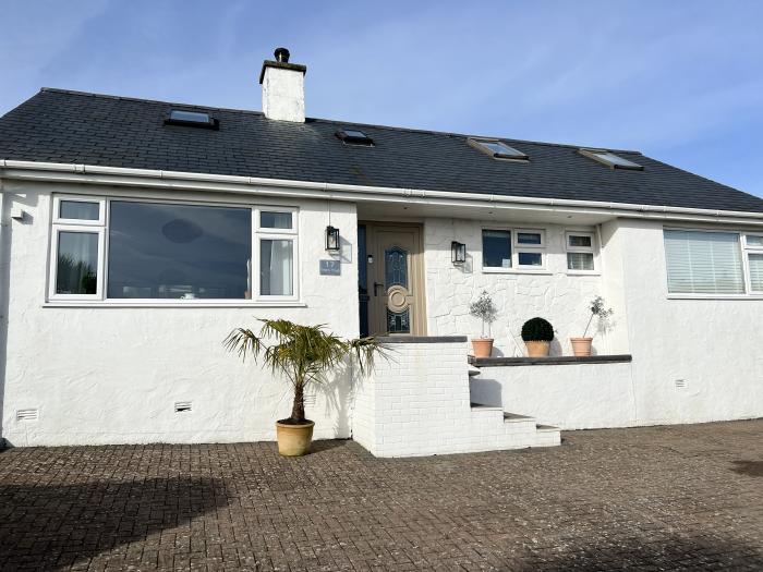 Trem Ynys nr Abersoch, Gwynedd. Gorgeous holiday home with five bedrooms. Panoramic sea views. WiFi.