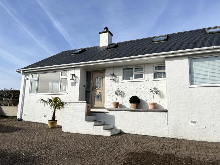 Trem Ynys nr Abersoch, Gwynedd. Gorgeous holiday home with five bedrooms. Panoramic sea views. WiFi.