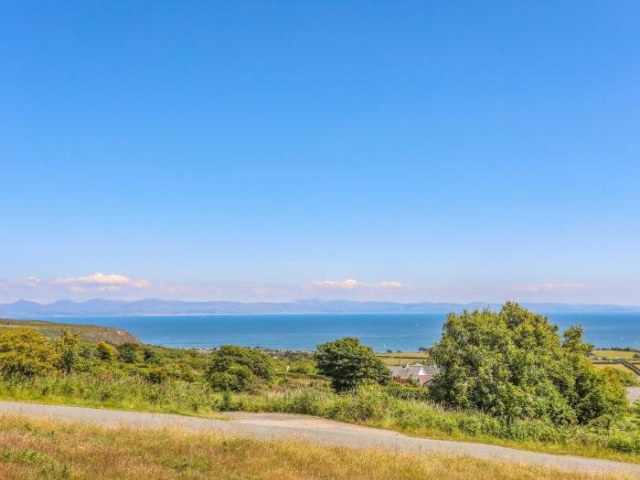 Trem Ynys nr Abersoch, Gwynedd. Gorgeous holiday home with five bedrooms. Panoramic sea views. WiFi.