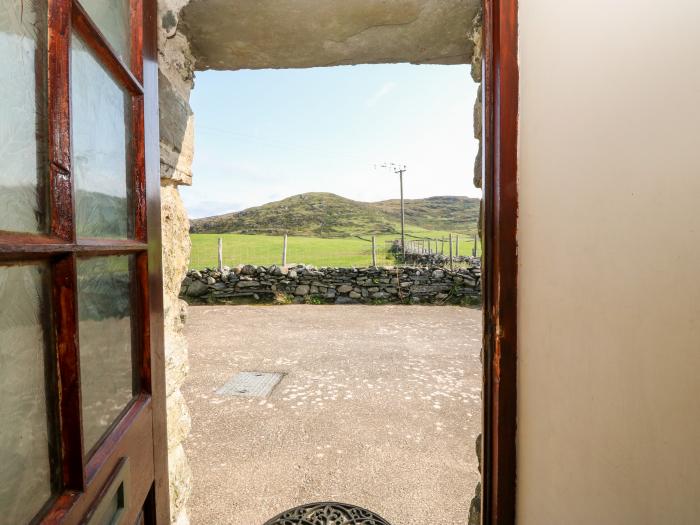 Ereiniog, near Tremadog, Gwynedd, Wales. Pet free. Off-road parking. Smart TV. Countryside. Sleeps 4