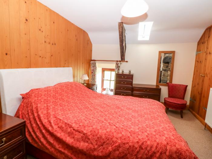 Ereiniog, near Tremadog, Gwynedd, Wales. Pet free. Off-road parking. Smart TV. Countryside. Sleeps 4